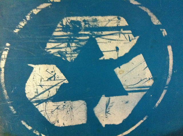 A recycling sign.